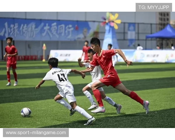 “少年足球比赛火热启动，培养未来明星”，少年足球队足球比赛视频